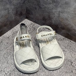 Женские кожаные сандалии Chanel белые с прострочкой 2024
