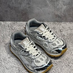 Женские комбинированные кроссовки Bottega Veneta серебристые 2024
