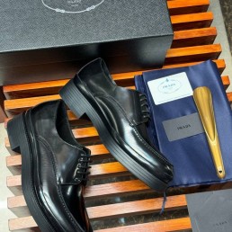 Мужские кожаные туфли Prada черные лакированные на шнурках 2024