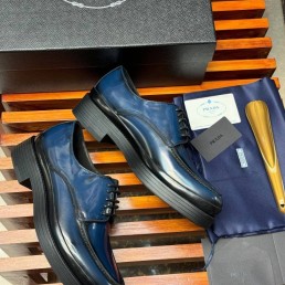 Мужские кожаные туфли Prada синие лакированные на шнурках 2024