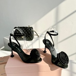 Женские атласные босоножки Miu Miu черные 2024 каблук 8 см