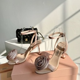 Женские атласные босоножки Miu Miu бежевые 2024 каблук 8 см