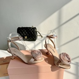 Женские атласные босоножки Miu Miu бежевые с цветком 2024 каблук 5 см