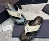 Мужские кожаные шлепанцы Christian Dior молочные с черной подошвой с серебристым украшением 2024