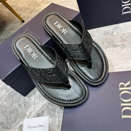 Мужские кожаные шлепанцы Christian Dior черные с рельефными логотипами 2024