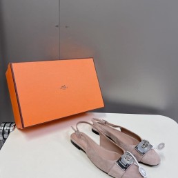Женские замшевые туфли Hermes бледно-розовые с пряжкой 2024