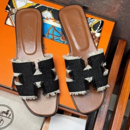 Женские комбинированные шлепанцы Hermes Oran серые с коричневой подошвой 2024