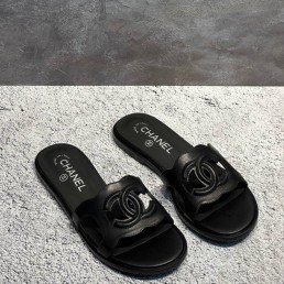 Женские кожаные шлепанцы Chanel черные 2024
