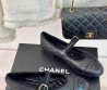 Женские кожаные балетки с ремешком Chanel черные 2024