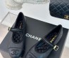 Женские кожаные балетки с ремешком Chanel черные 2024