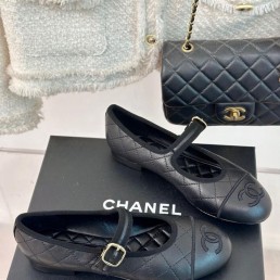 Женские кожаные балетки с ремешком Chanel черные 2024