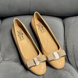 Женские кожаные балетки Salvatore Ferragamo Varina ballet flat бежевые лакированные 2024