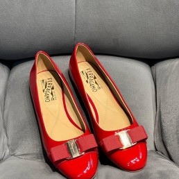 Женские кожаные балетки Salvatore Ferragamo Varina ballet flat красные лакированные 2024