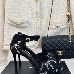 Женские замшевые босоножки Chanel черные в стразах каблук 10,5 см 2024
