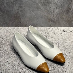 Женские кожаные балетки Loro Piana белые с коричневым носком 2024