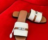 Женские кожаные шлепанцы Hermes молочные с коричневым 2024