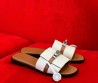 Женские кожаные шлепанцы Hermes молочные с коричневым 2024