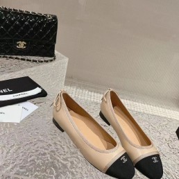Женские кожаные балетки Chanel бежевые с черным текстильным носом 2024