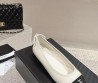 Женские кожаные балетки Chanel белые с черным текстильным носом 2024