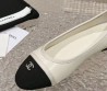 Женские кожаные балетки Chanel белые с черным текстильным носом 2024