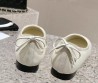Женские кожаные балетки Chanel белые с черным текстильным носом 2024