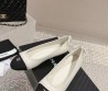 Женские кожаные балетки Chanel белые с черным текстильным носом 2024