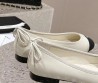 Женские кожаные балетки Chanel белые с черным текстильным носом 2024