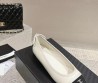 Женские кожаные балетки Chanel белые с черным текстильным носом 2024
