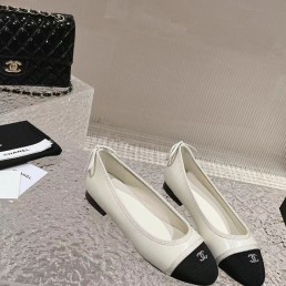 Женские кожаные балетки Chanel белые с черным текстильным носом 2024