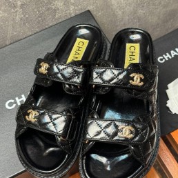 Женские кожаные шлепанцы Chanel Dad черные глянцевые 2024