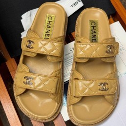 Женские кожаные шлепанцы Chanel Dad бежевые глянцевые 2024