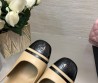 Женские кожаные туфли Chanel бежевые с черным квадратным носком 2024