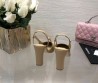 Женские кожаные туфли Chanel бежевые с черным квадратным носком 2024