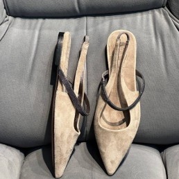 Женские замшевые туфли Brunello Cucinelli бежевые с блестящим ремешком 2024