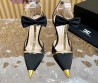 Женские замшевые туфли Elisabetta Franchi черные с золотыми ремешками каблук 10,5 см 2024
