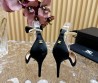 Женские замшевые туфли Elisabetta Franchi черные с золотыми ремешками каблук 10,5 см 2024