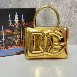 Женская кожаная сумка Dolce & Gabbana золотая лакированная 16х13х6 2024