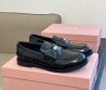Женские кожаные лоферы Miu Miu черные глянцевые 2024