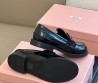 Женские кожаные лоферы Miu Miu черные глянцевые 2024