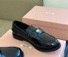 Женские кожаные лоферы Miu Miu черные глянцевые 2024