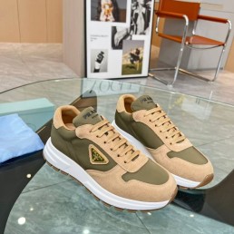 Женские комбинированные кроссовки Prada бежевые с зеленым 2024