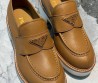 Женские кожаные лоферы Prada коричневые с логотипом на толстой подошве 2024