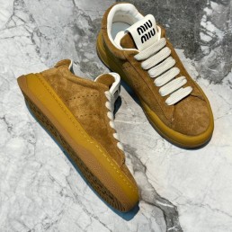 Женские замшевые кроссовки Miu Miu коричневые 2024