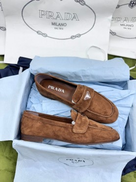Женские замшевые лоферы Prada коричневые с логотипом 2024