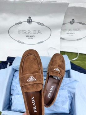Женские замшевые лоферы Prada коричневые с логотипом 2024
