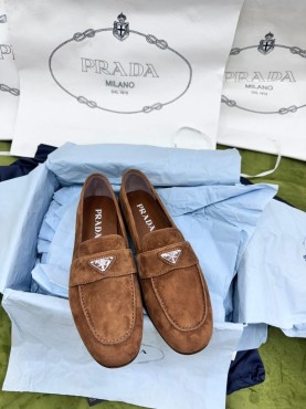 Женские замшевые лоферы Prada коричневые с логотипом 2024