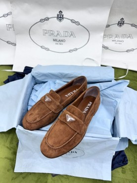 Женские замшевые лоферы Prada коричневые с логотипом 2024