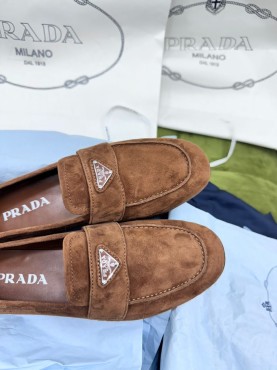 Женские замшевые лоферы Prada коричневые с логотипом 2024