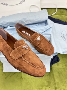 Женские замшевые лоферы Prada коричневые с логотипом 2024