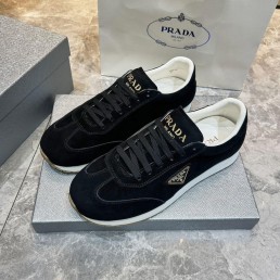 Мужские замшевые кроссовки Prada с логотипом черные 2024